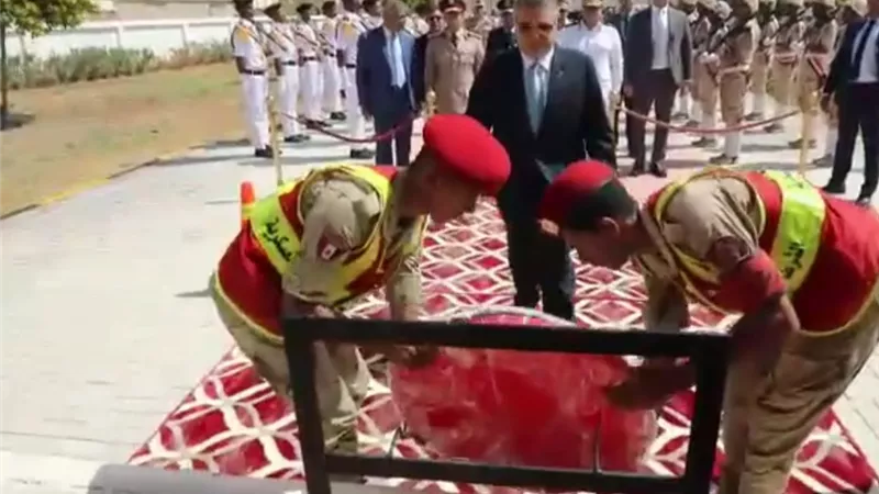حنفي يضع إكليلاً من الزهور على النصب التذكاري لشهداء اكتوبر