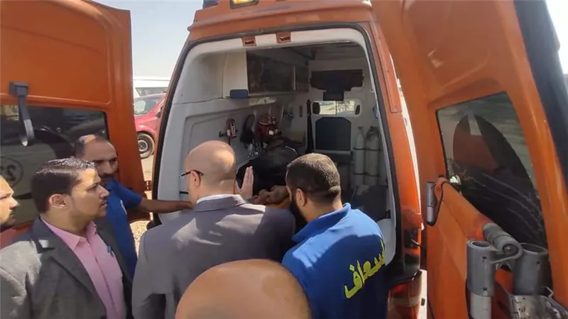 محافظ بنى سويف ينقذ مصاب فى حادث ويستدعى سيارة اسعاف