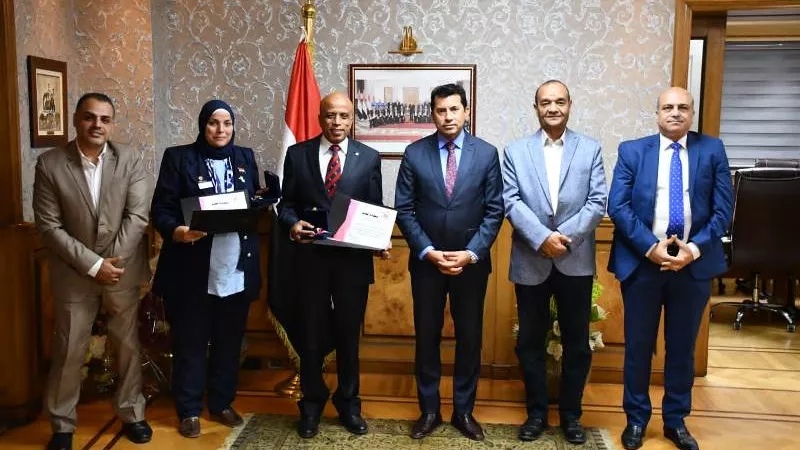 وزير الرياضة يكرم محمد مصطفي ومني أمين لفوزهم بمناصب في المركز الكشفي