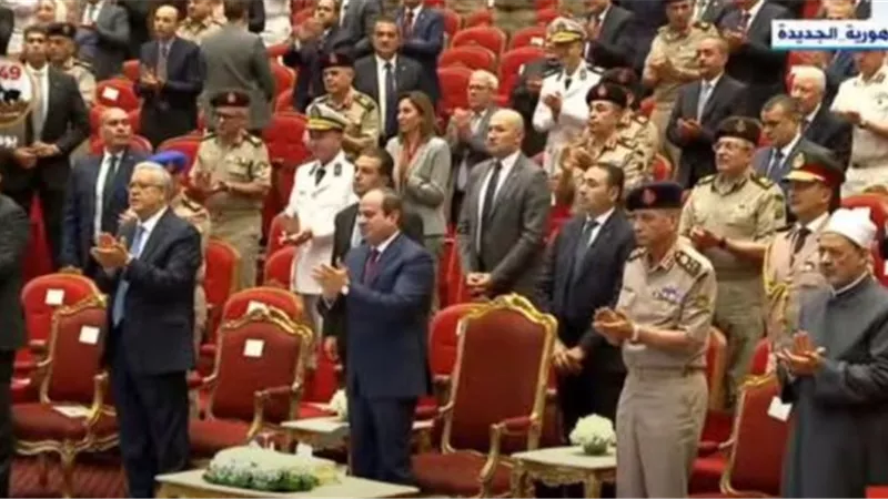 السيسى يشاهد فيلما يستعرض الحياة الاجتماعية للشعب المصري خلال حرب اكتوبر
