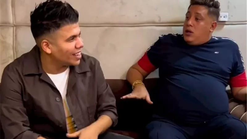عمر كمال يقنع حمو بيكا باتيكيت اكل العنب بالشوكة .. فيديو