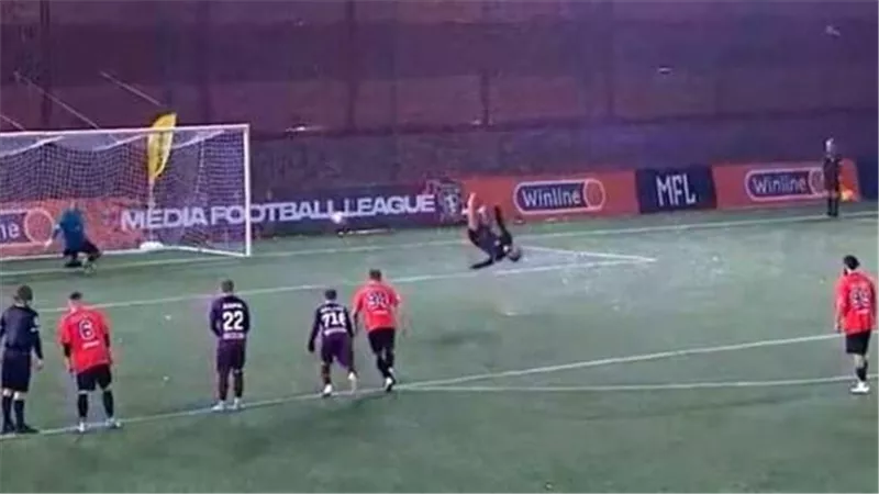 أغرب تنفيذ لركلة جزاء في تاريخ كرة القدم.. فيديو