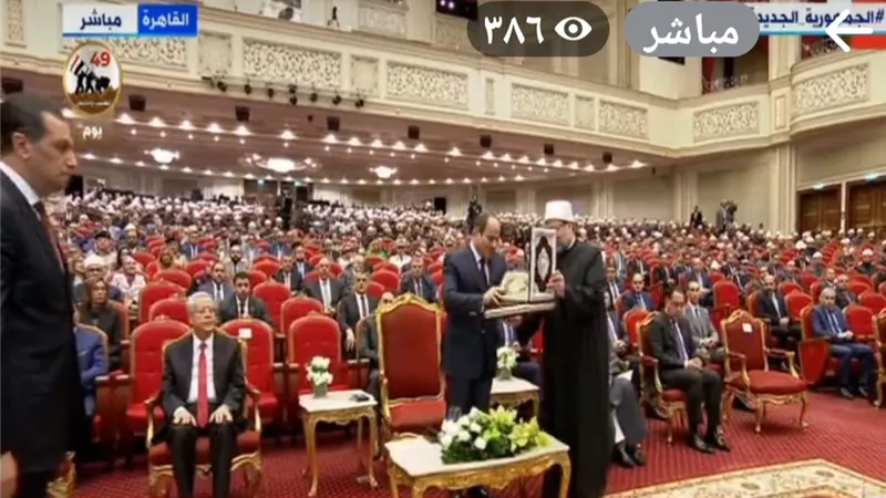 وزير الأوقاف يهدى الرئيس السيسي نسخة كريمة من كتاب الله