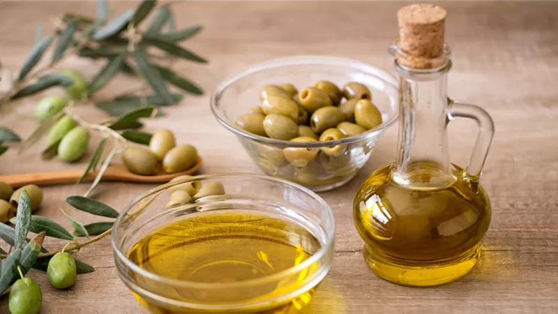 زيت الزيتون بديل صحي للدهون الغذائية ..تعرف على التفاصيل