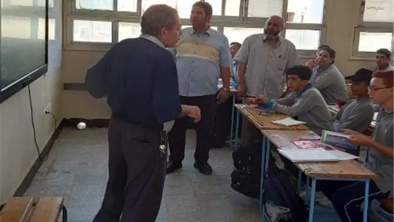 عسل يتفقد مدرسة العبور الثانوية ويناقش طلابها فى المحتوى الدراسى