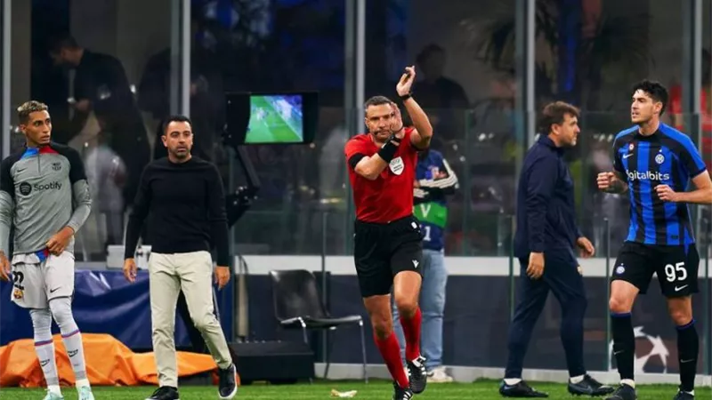 برشلونة يقدم شكوى ضد حكم لقاء الإنتر.. فيديو