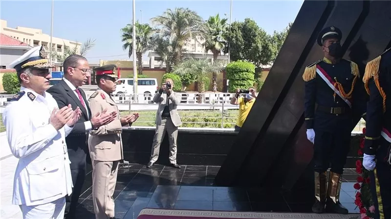 الانصاري يضع إكليلا من الزهور على النصب التذكارى للشهداء اكتوبر