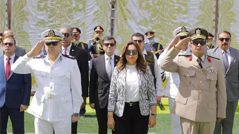 محافظ دمياط تضع إكليل الزهور على النصب التذكارى للشهداء