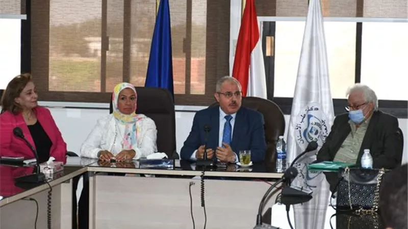رئيس جامعة القناة يجتمع بأعضاء هيئة التدريس والمعاونون بطب الأسنان