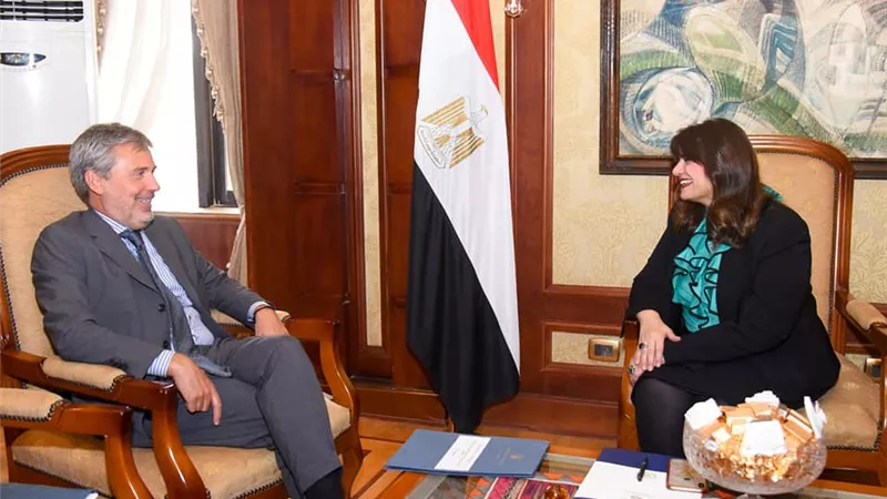 وزيرة الهجرة تبحث مع السفير الإيطالي تعزيزالتعاون في الملفات المشتركة