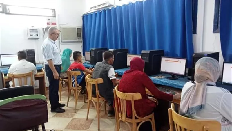 بكاب ابيض وشروال كحلى.. الخارجة تستقبل طلاب مدرسة we التطبيقية الأحد