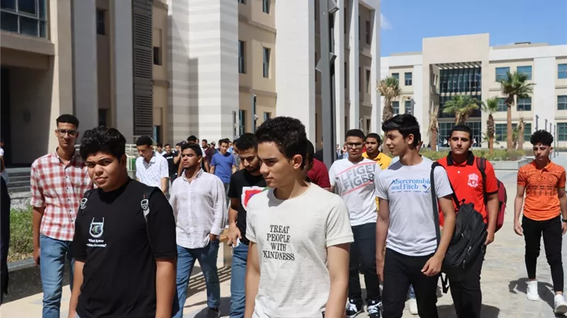 عاشوريتلقى تقريرًا حول تنظيم الأسبوع التعريفي بجامعة العلمين
