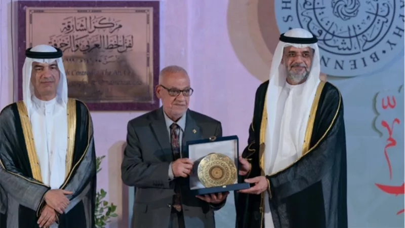 ولى عهد الشارقة يكرم الخطاط المصري حمدي زايد في دورة 