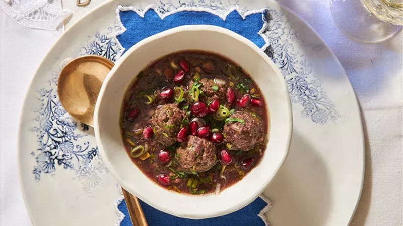 طريقة عمل شوربة كرات اللحم والرمان