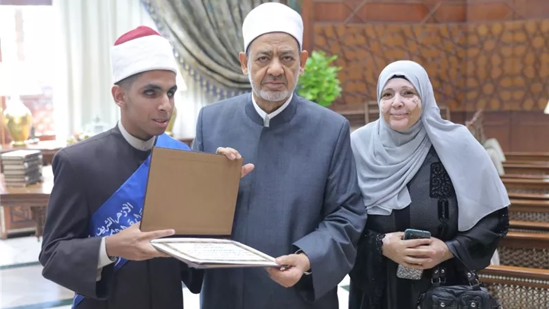 الإمام الأكبر يكرم أوائل الثانوية الأزهرية