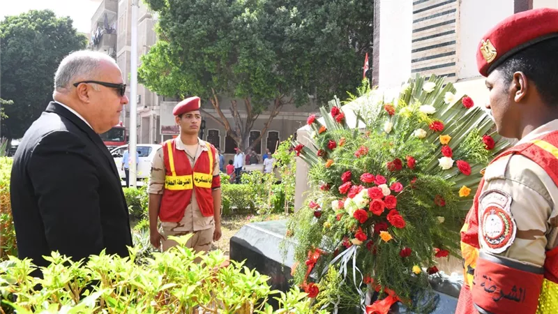 الداودى يضع إكليلًا من الزهور على النصب التذكاري لشهداء المحافظه