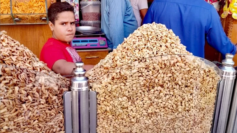 حملة مرافق من مرافق وتموين الأقصر على محال بيع حلوى المولد النبوي