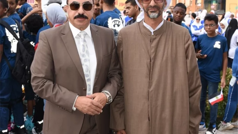 محافظ أسوان يشارك الشباب والفتيات والنشء بمهرجان المشى والإسكيت