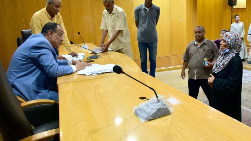 سكرتير عام الأقصر يلتقى عددا من المواطنين خلال اليوم المفتوح