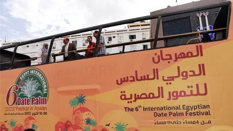 عطية يتفقد الحافلات المكشوفة لتجوب الشوارع الرئيسية