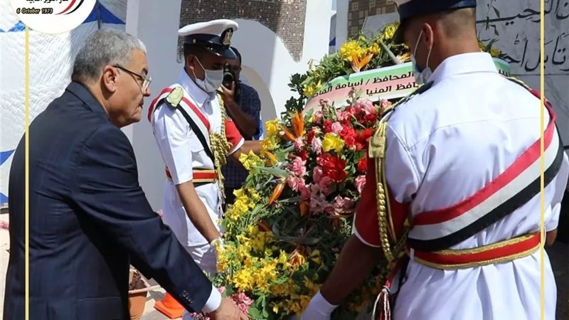 القاضي يضع إكليلا من الزهور على النصب التذكاري باحتفالية اكتوبر