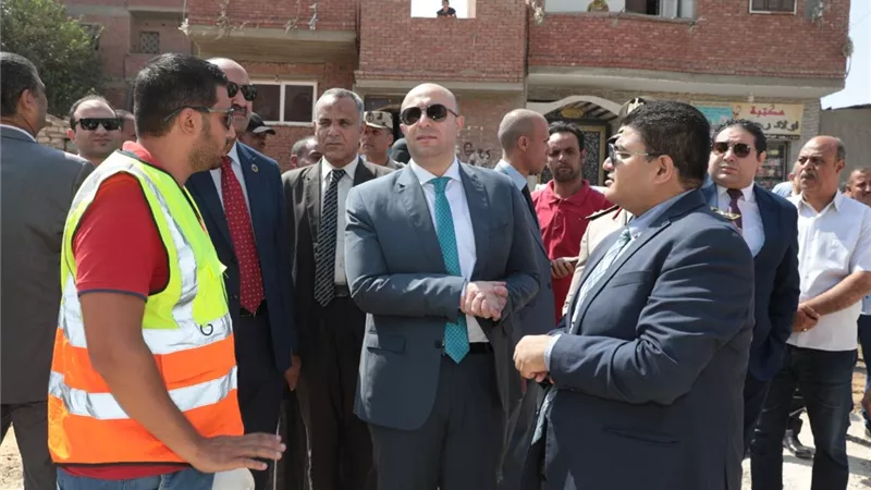 محافظ بني سويف يتفقد مشروعات حياة كريمة بقرية دنديل