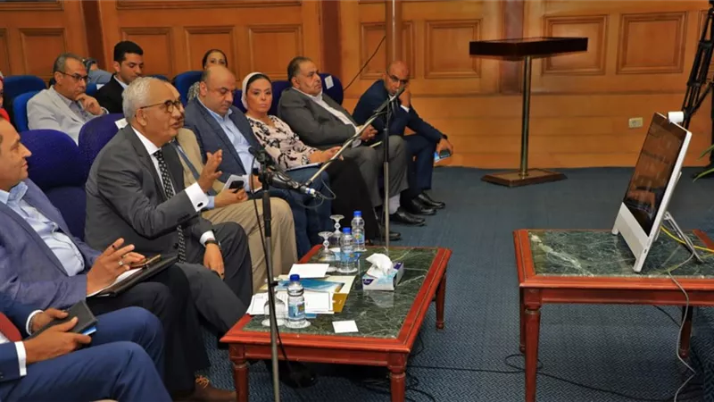 وزير التعليم يوجه بالاهتمام بذوي الهمم وإعداد حملات لنشر لغة الإشارة