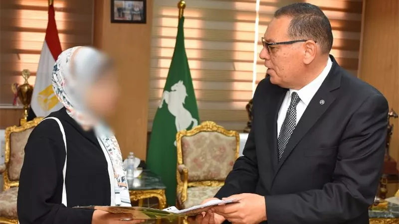 محافظ الشرقية يُسلم وحدة سكنية لسيدة من أولى الرعاية بمنيا القمح