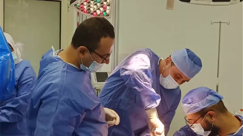 أستئصال ورم بالكوع وتثبيت عظام بالشرائح بمستشفى أهناسيا التخصصى