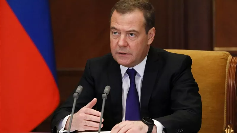 مدفيديف: الرئيس الأوكراني أحمق وبحاجة للعلاج النفسي