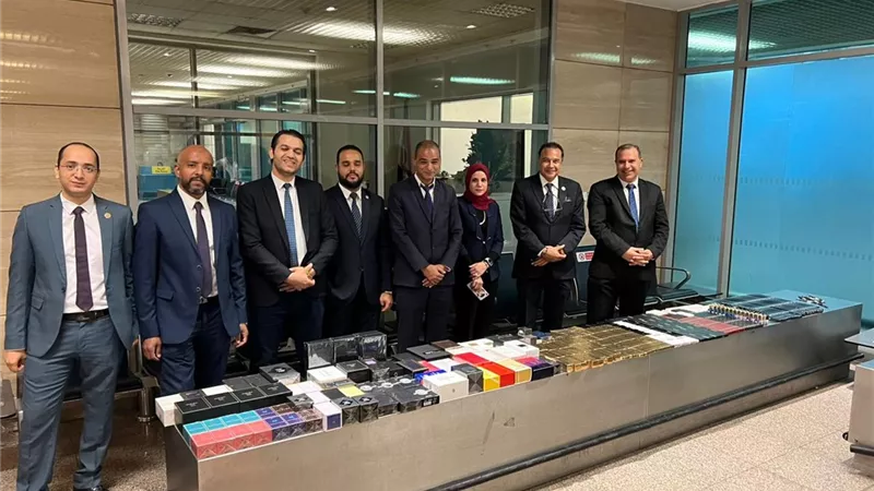 ضبط راكبة تحاول تهريب كمية كبيرة من مستلزمات وأجهزة التجميل