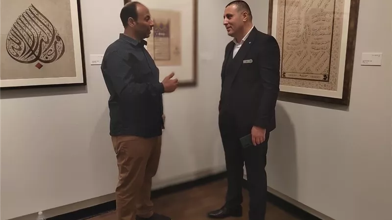 خطاطون ومزخرفون عرب يرون الشارقة .. منارة للفنون