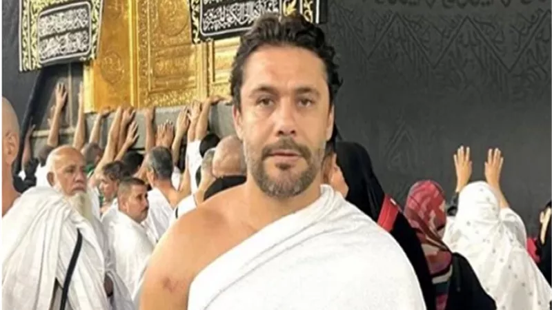 أحمد حسن يؤدي مناسك العمرة