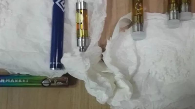 جمارك المطار تضبط راكبين حاولا تهريب عدد من الأسلحة البيضاء
