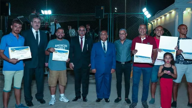 وزير الطيران يشارك العاملين وأعضاء إيروسورت إحتفالاتهم