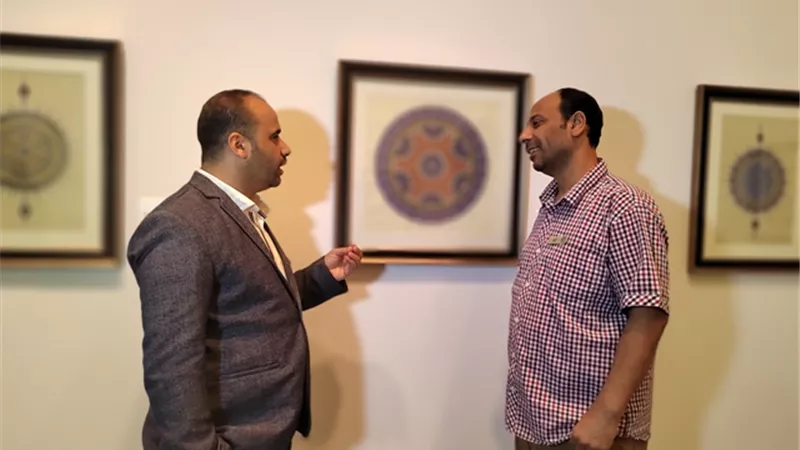 مصمم الزخارف الإسلامية عادل محمد يشارك ب13 لوحة بمعرض ارتقاء الشارقة