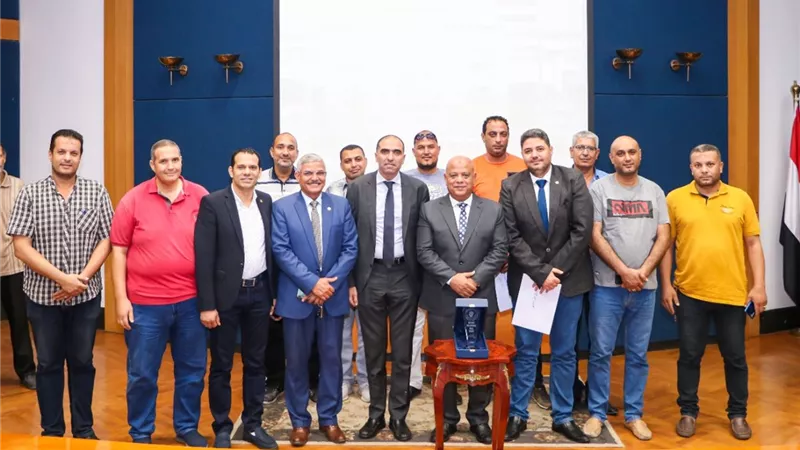 ميناء دمياط يحتفل بنصر أكتوبر ويكرم العاملين المتميزين..صور