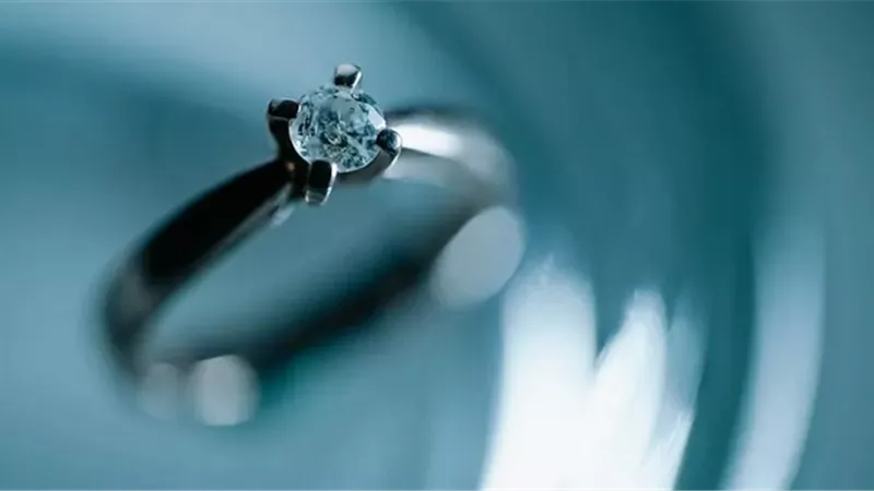 شخص يهدى حبيبته خاتماً للزواج فتصفعه على وجهه.. تعرف على السبب