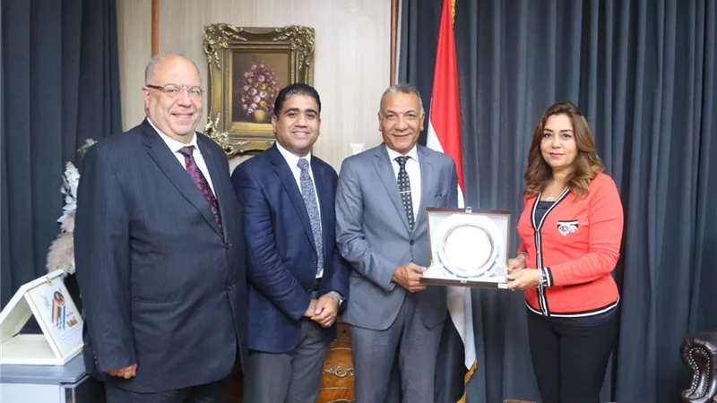 محافظ دمياط تستقبل نقيب أطباء الأسنان وتبحث تعزيز أواصر التعاون