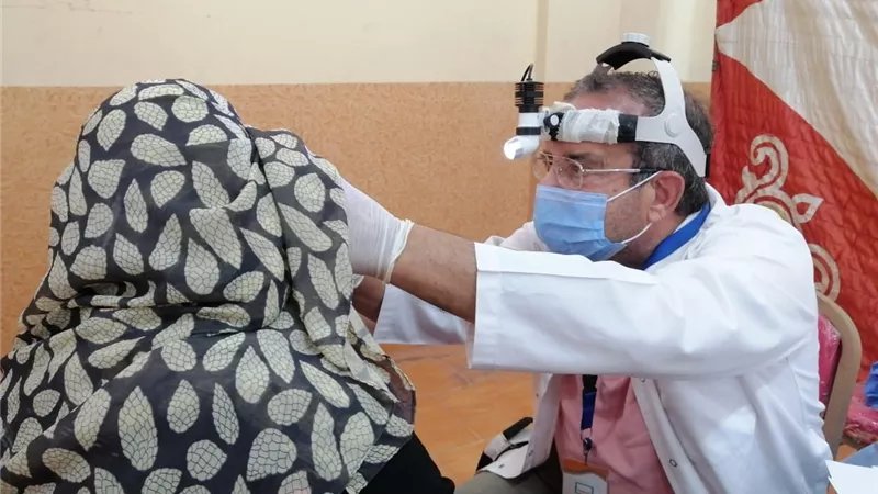 علاج ١٤٩٢ مواطنا بالمجان في قافلة طبية بدمياط ..صور