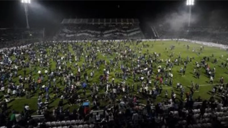 مصرع مشجع واصابة 100 فى مباراة بالدورى الارجنتينى .. التفاصيل الكاملة