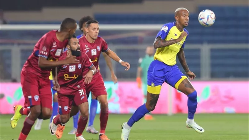 النصر يهزم أبها بثلاثية ويتخطى الهلال بالأهداف