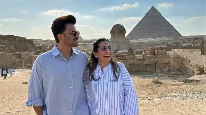 نجم بوليوود يزرو الأهرامات برفقة زوجته.. صور