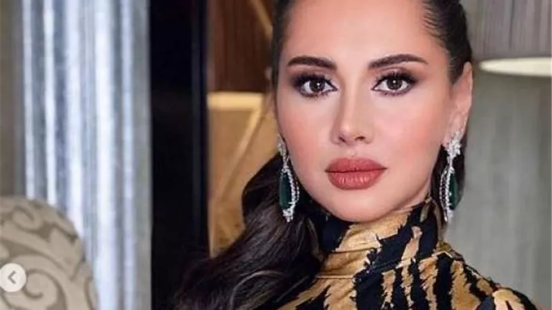 ياسمين رئيس باطلالة جذابة من داخل سيارتها الفارهة