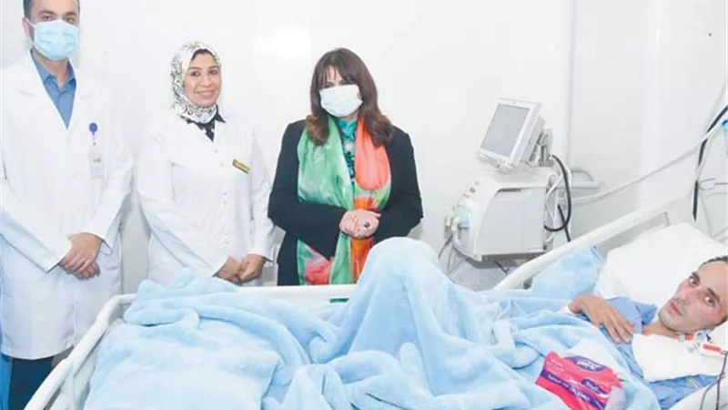 سها جندي تزور أحمد حسين العائد من موزمبيق