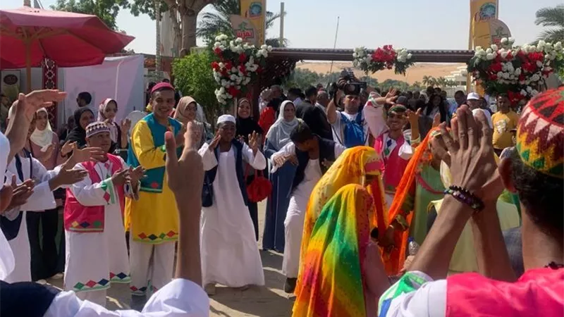 اقبال جماهيرى على المعرض الدولى السادس للتمور بحديقة الشيراتون باسوان