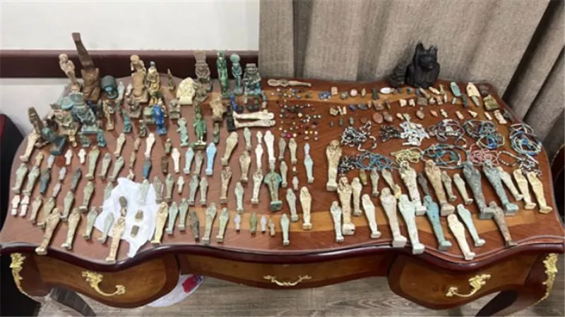 النيابة تأمر بحبس متهم لاتجاره في 295 قطعة مشتبه في أثريتها بمركز ميت غمر