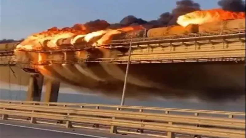 تفجير جسر القرم.. أوكرانيا تدمر أحلام بوتين فى عيد ميلاده.. فيديو