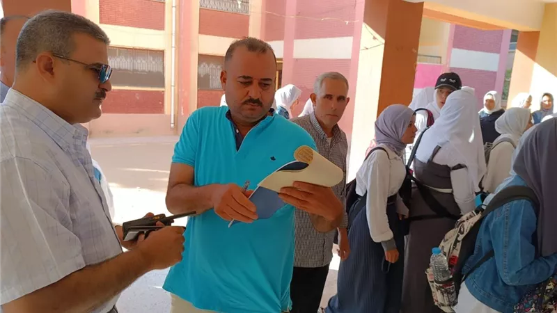 رئيس مدينه مطوبس فى طابور الصباح يرحب بالطالبات