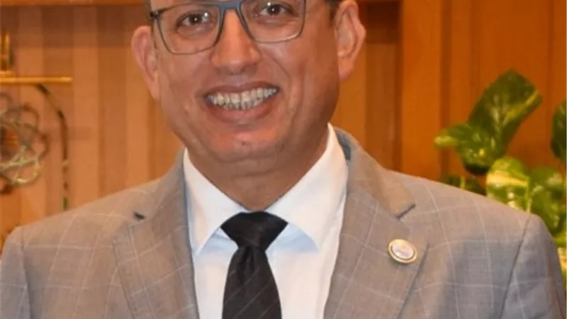 السيد قنديل يعلن نبأ مهم للعاملين بجامعة حلوان